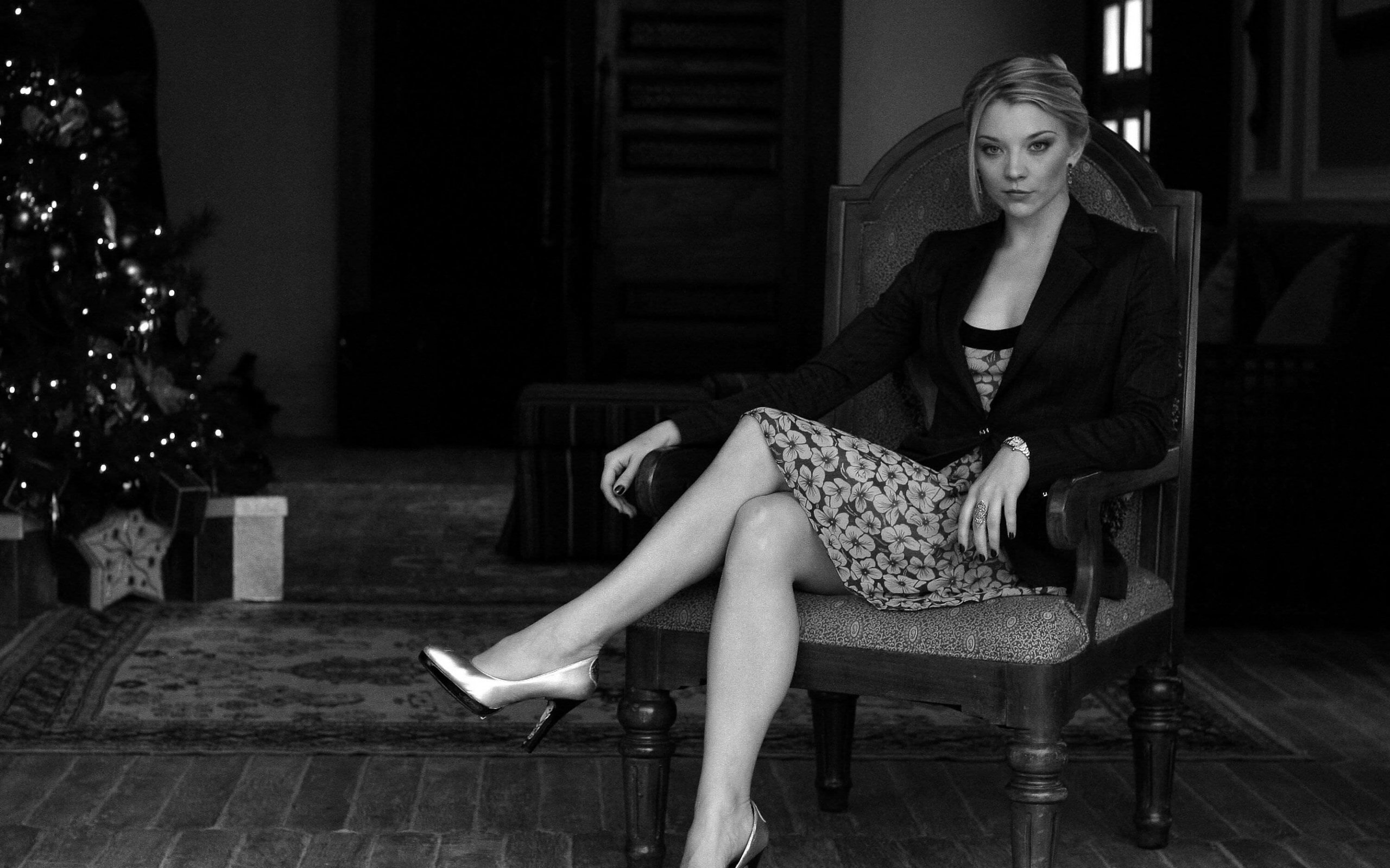 Обои девушка, чёрно-белое, ножки, актриса, натали дормер, girl, black and white, legs, actress, natalie dormer разрешение 2880x1800 Загрузить