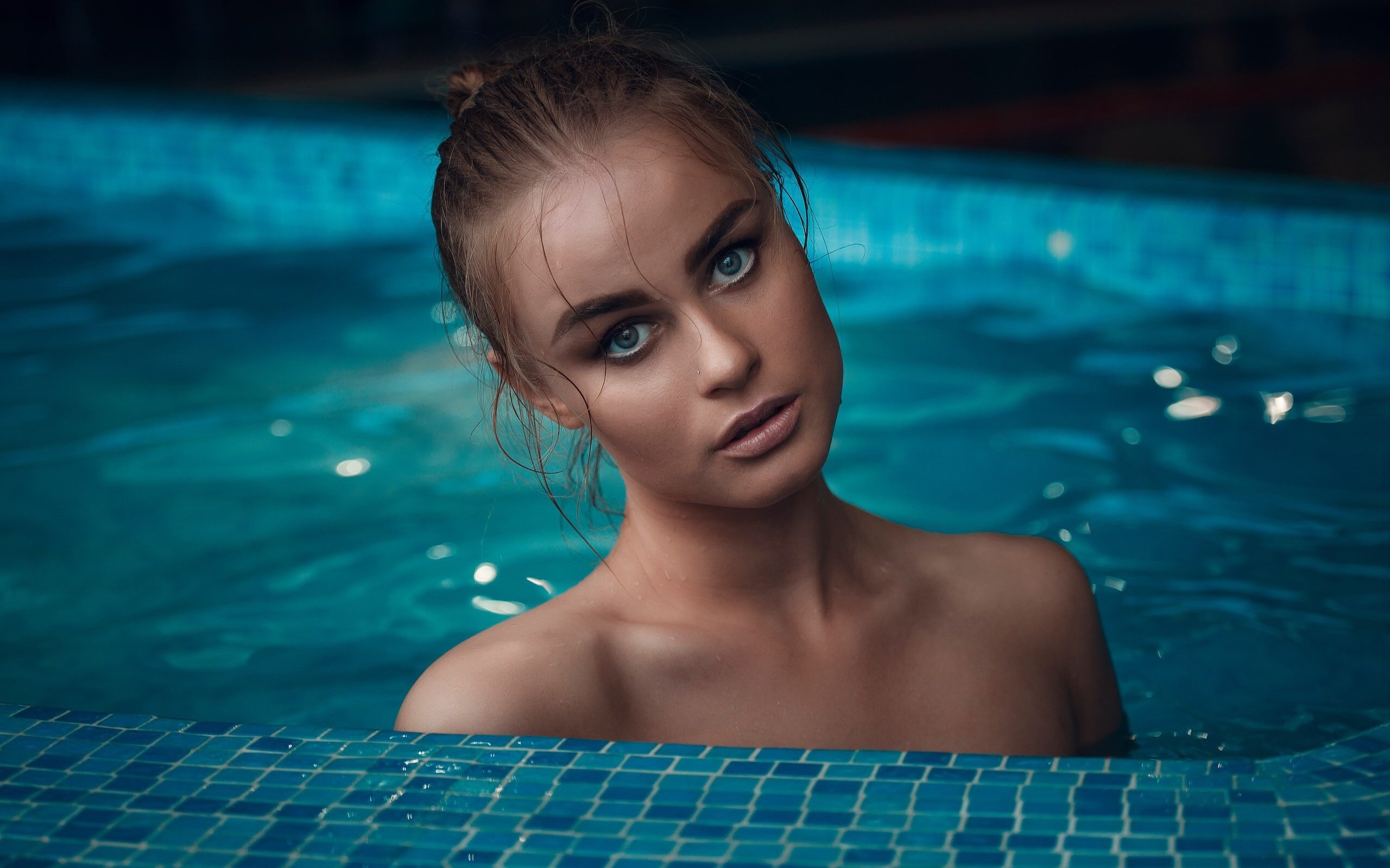 Обои девушка, взгляд, бассейн, волосы, лицо, лиза качурина, girl, look, pool, hair, face, lisa kachurina разрешение 2560x1707 Загрузить