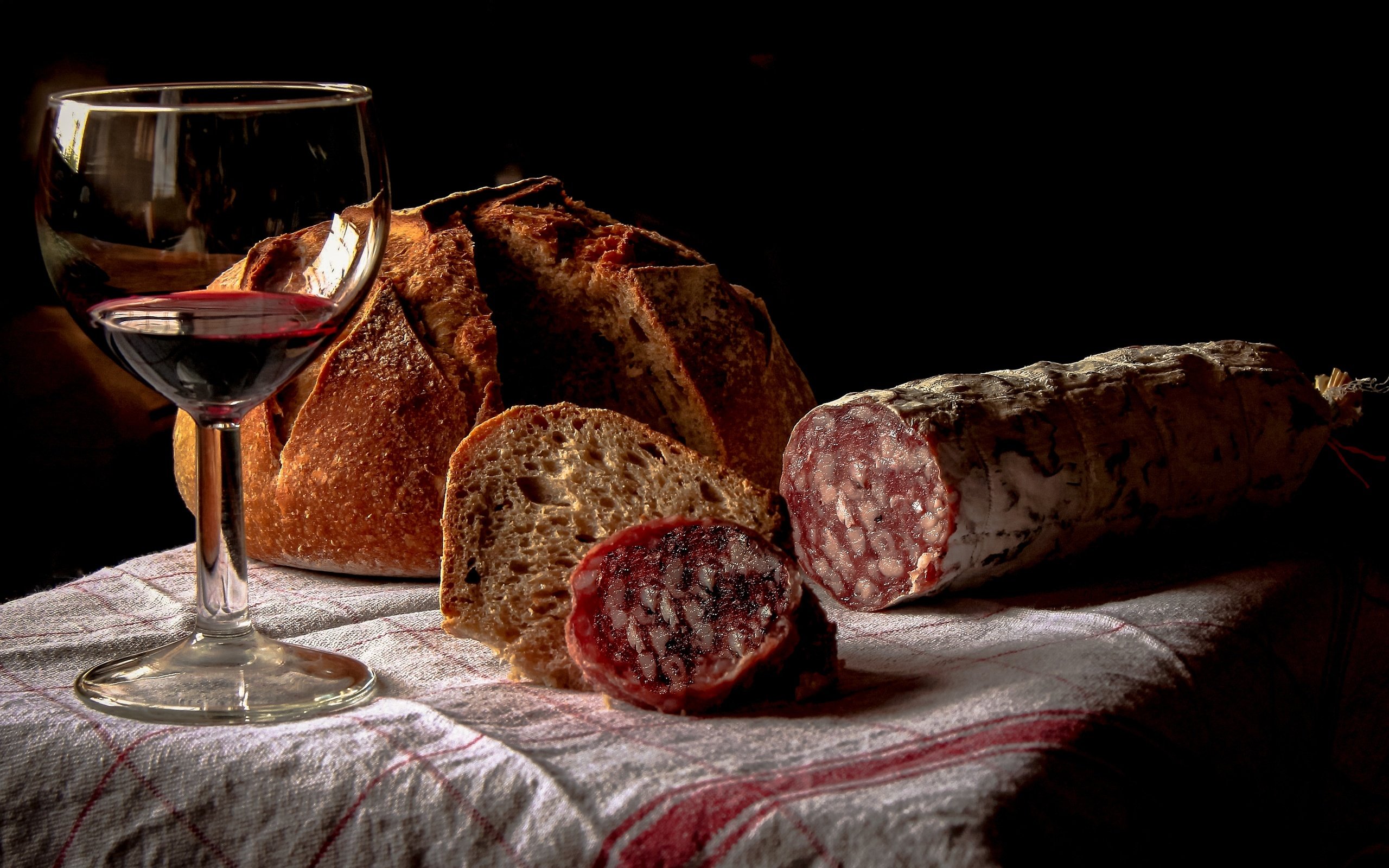 Обои бокал, хлеб, вино, колбаса, скатерть, glass, bread, wine, sausage, tablecloth разрешение 5184x2990 Загрузить