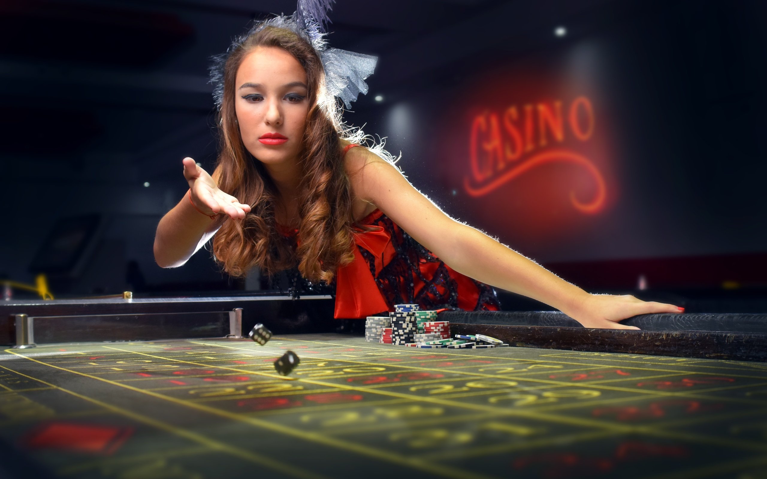 Обои девушка, блондинка, казино, фишки, кости, азарт, girl, blonde, casino, chips, bones, the excitement разрешение 6000x4000 Загрузить