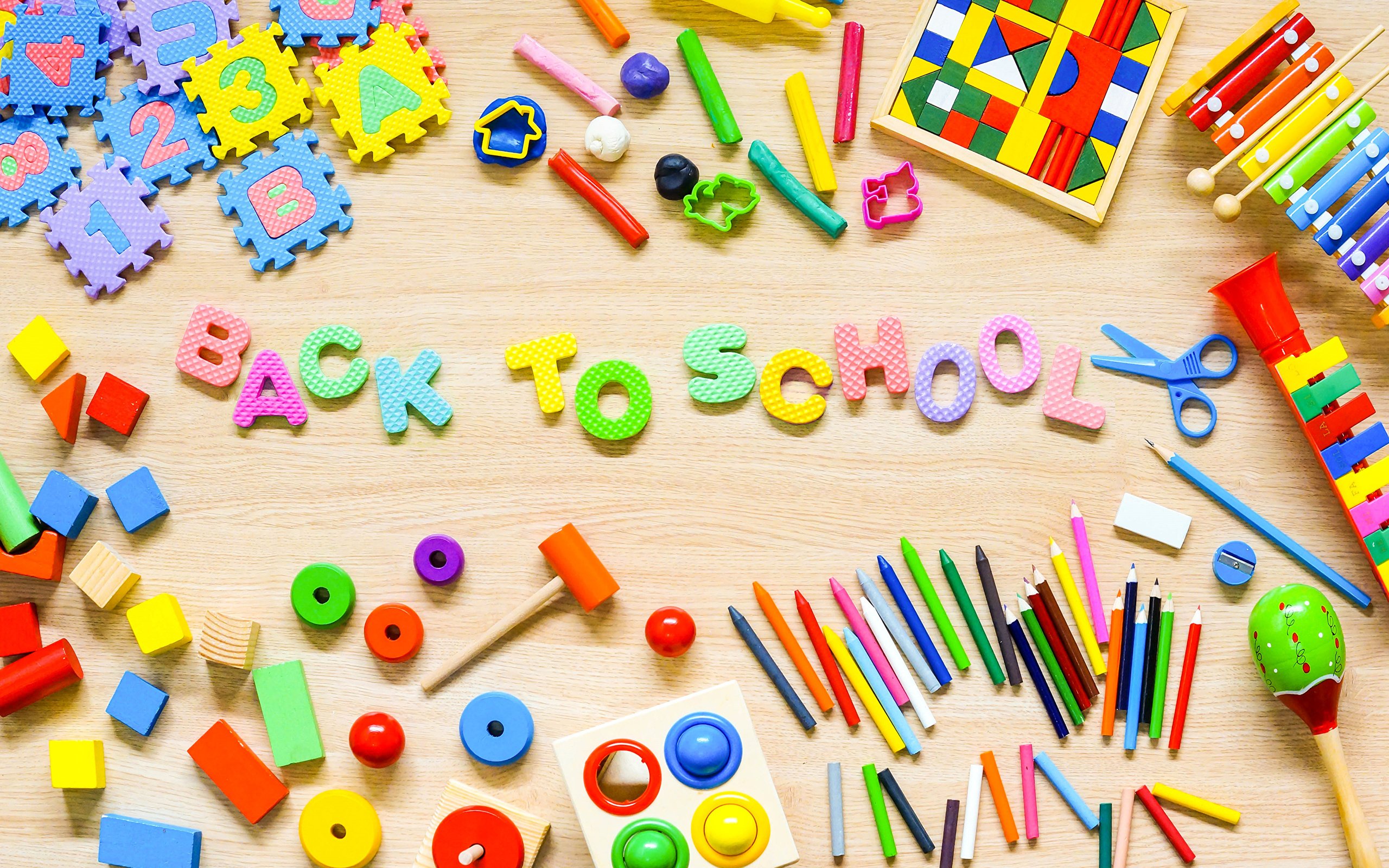 Обои разноцветные, буквы, игрушки, мелки, цветные карандаши, colorful, letters, toys, crayons, colored pencils разрешение 3000x1953 Загрузить