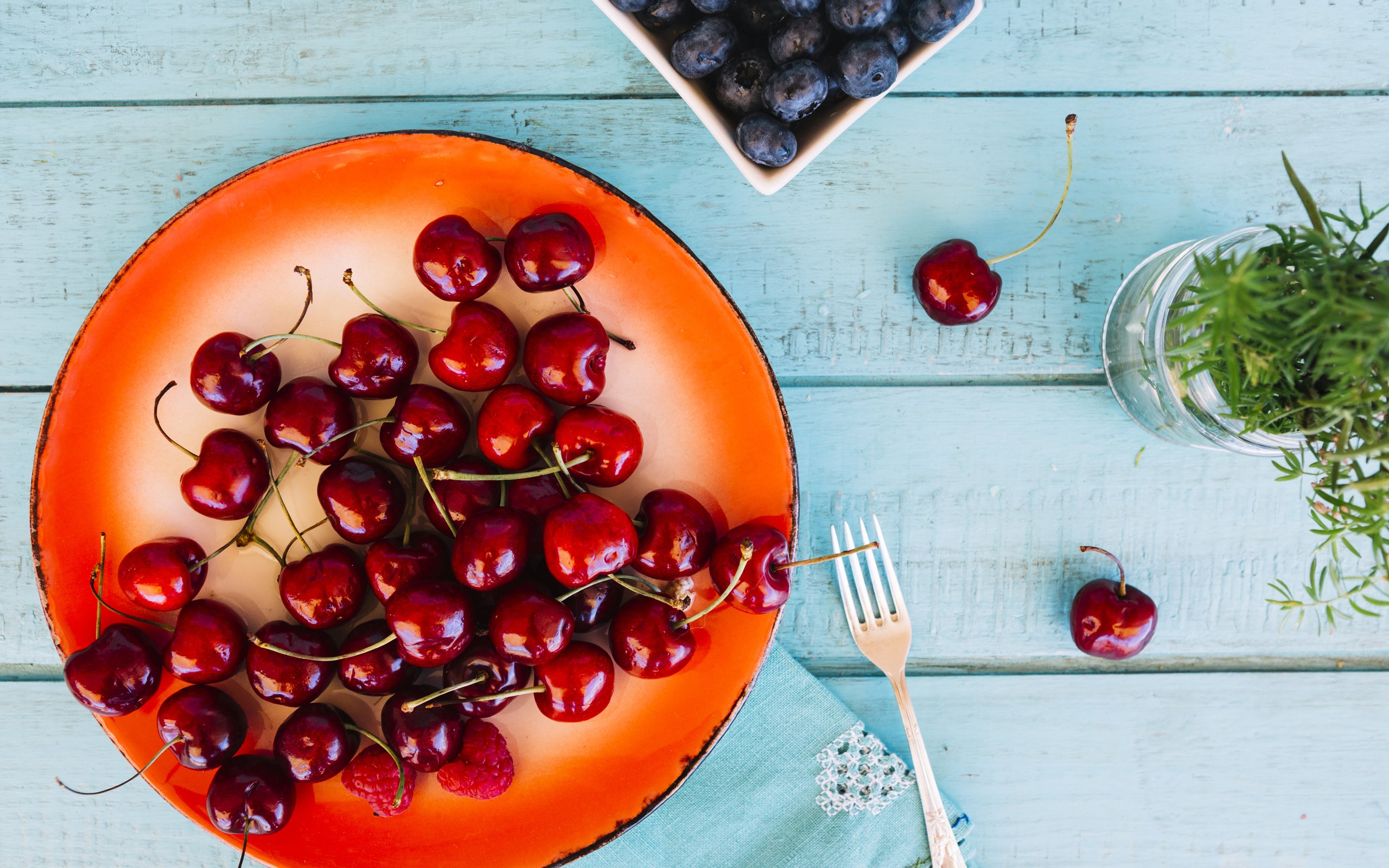 Обои ягоды, вишня, черника, тарелка, berries, cherry, blueberries, plate разрешение 5242x3495 Загрузить