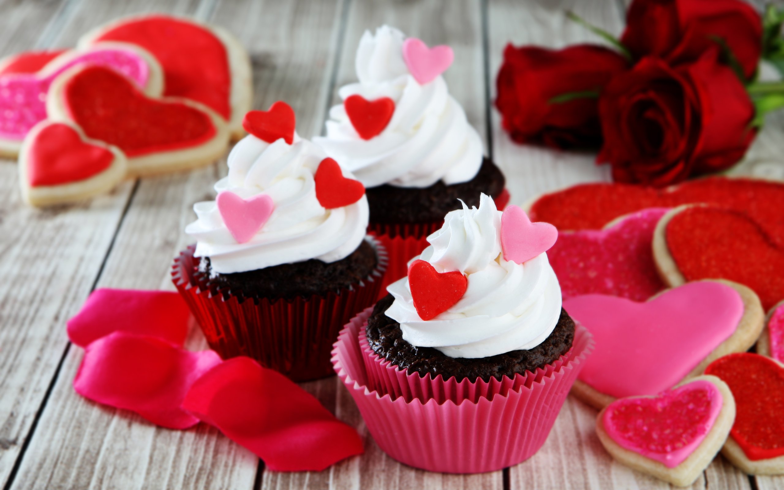 Обои розы, день святого валентина, любовь, кексы, сердца, крем, сладкое, печенье, выпечка, десерт, глазурь, roses, valentine's day, love, cupcakes, cream, heart, sweet, cookies, cakes, dessert, glaze разрешение 3888x2592 Загрузить