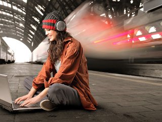 Обои девушка, наушники, метро, ноутбук, увлеченность, уединение, girl, headphones, metro, laptop, passion, privacy разрешение 1920x1080 Загрузить