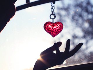 Обои рука, сердце, пальцы, брелок, цепочка, боке, hand, heart, fingers, keychain, chain, bokeh разрешение 1920x1080 Загрузить