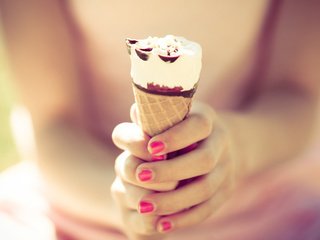 Обои девушка, мороженое, сладости, руки, рожок, girl, ice cream, sweets, hands, horn разрешение 2560x1600 Загрузить