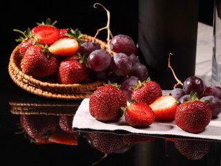 Обои виноград, клубника, ягоды, grapes, strawberry, berries разрешение 1920x1200 Загрузить