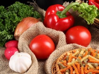 Обои зелень, лук, овощи, помидоры, перец, чеснок, макароны, greens, bow, vegetables, tomatoes, pepper, garlic, pasta разрешение 2560x1600 Загрузить