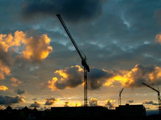 Обои небо, облака, город, кран, the sky, clouds, the city, crane разрешение 1920x1200 Загрузить