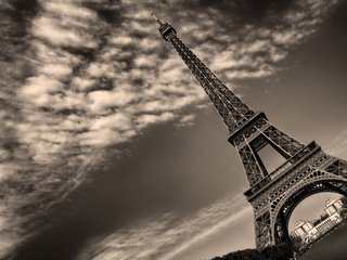 Обои небо, облака, черно-белая, париж, эйфелева башня, the sky, clouds, black and white, paris, eiffel tower разрешение 1920x1200 Загрузить