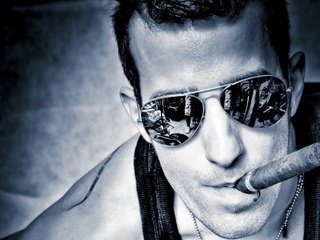 Обои парень, очки, чёрно-белое, сигара, авиаторы, guy, glasses, black and white, cigar, aviators разрешение 2000x1563 Загрузить