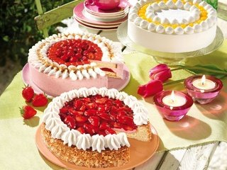 Обои торты, свечи, крем для торта, орехи, клубника, тюльпаны, праздник, сладкое, сливки, cakes, candles, cream cake, nuts, strawberry, tulips, holiday, sweet, cream разрешение 1920x1592 Загрузить