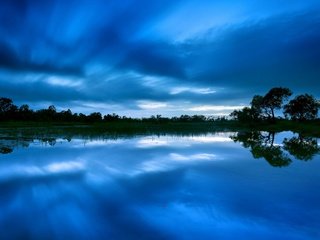 Обои небо, деревья, вода, вечер, озеро, голубое, the sky, trees, water, the evening, lake, blue разрешение 2560x1600 Загрузить