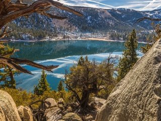 Обои небо, озеро, горы, скалы, камни, the sky, lake, mountains, rocks, stones разрешение 1932x1208 Загрузить