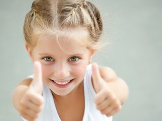 Обои настроение, улыбка, дети, девочка, жест, класс, mood, smile, children, girl, gesture, class разрешение 2560x1600 Загрузить