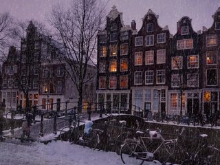 Обои деревья, люди, let it snow in the amsterdam, огни, мост, вечер, дома, река, улица, снег, дождь, зима, здания, окна, пейзаж, зимний, вид, амстердам, amsterdam, trees, people, lights, bridge, the evening, home, river, street, snow, rain, building, winter, windows, landscape, view разрешение 2560x1600 Загрузить