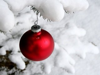 Обои снег, новый год, зима, шар, игрушки, snow, new year, winter, ball, toys разрешение 1936x1452 Загрузить