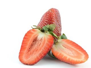 Обои клубника, ягоды, белый фон, дольки, strawberry, berries, white background, slices разрешение 2048x1356 Загрузить