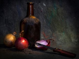 Обои лук, темный фон, бутылка, нож, натюрморт, bow, the dark background, bottle, knife, still life разрешение 2023x1331 Загрузить