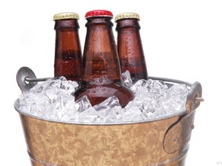 Обои кубики, белый фон, пиво, ведро, бутылки лёд, cubes, white background, beer, bucket, bottle ice разрешение 1920x1276 Загрузить