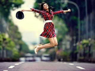 Обои дорога, девушка, взгляд, прыжок, волосы, лицо, свобода, road, girl, look, jump, hair, face, freedom разрешение 1920x1080 Загрузить