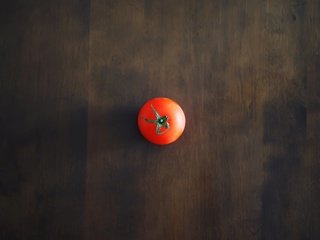 Обои фон, стол, красный, минимализм, тень, овощи, помидор, томат, background, table, red, minimalism, shadow, vegetables, tomato разрешение 2560x1600 Загрузить