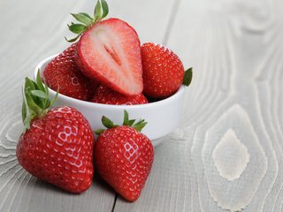 Обои ягода, клубника, виктория, пиала, деревянная поверхность, berry, strawberry, victoria, bowl, wooden surface разрешение 3840x2400 Загрузить