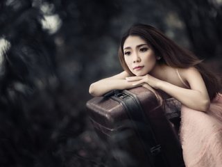 Обои девушка, настроение, взгляд, азиатка, чемодан, ожидание, girl, mood, look, asian, suitcase, waiting разрешение 2047x1244 Загрузить