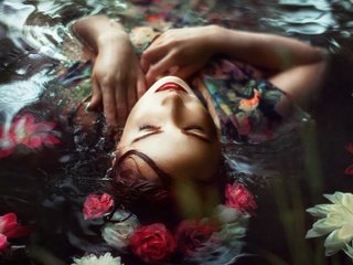 Обои цветы, вода, настроение, венок, chloe abigail, flowers, water, mood, wreath разрешение 2048x1192 Загрузить