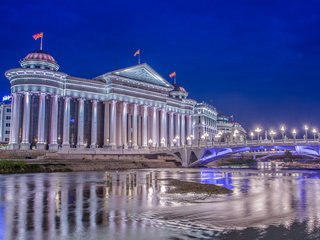 Обои ночь, огни, река, мост, македония, парламент, скопье, вардар, night, lights, river, bridge, macedonia, parliament, skopje, vardar разрешение 2048x1275 Загрузить