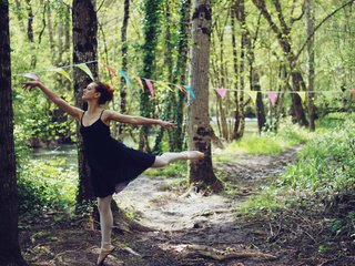 Обои лес, девушка, танец, флажки, forest, girl, dance, flags разрешение 4592x3056 Загрузить