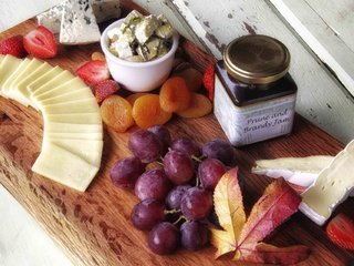 Обои виноград, клубника, сыр, курага, grapes, strawberry, cheese, dried apricots разрешение 1920x1280 Загрузить