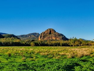 Обои небо, равнина, трава, австралия, деревья, warrumbungles national park, горы, скалы, солнце, лес, кусты, the sky, plain, grass, australia, trees, mountains, rocks, the sun, forest, the bushes разрешение 5100x3000 Загрузить