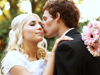 Обои девушка, блондинка, парень, любовь, букет, жених, поцелуй, невеста, girl, blonde, guy, love, bouquet, the groom, kiss, the bride разрешение 2581x1695 Загрузить