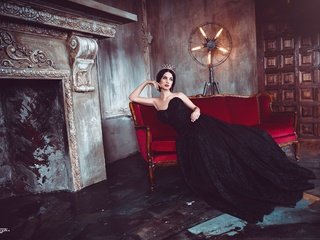 Обои поза, модель, диван, королева, черное платье, алла бергер, pose, model, sofa, queen, black dress, alla berger разрешение 2560x1707 Загрузить