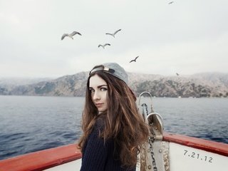 Обои озеро, девушка, лодка, птицы, чайки, бейсболка, lake, girl, boat, birds, seagulls, baseball cap разрешение 2048x1323 Загрузить