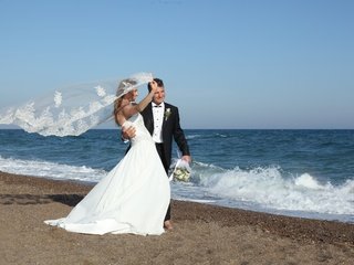 Обои волны, свадьба, море, невеста, платье, фата, лето, венчание, в платье, радость, groom, букет, жених, невесты, wave, wedding, sea, the bride, dress, veil, summer, joy, bouquet, the groom, bride разрешение 5616x3744 Загрузить
