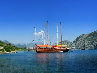 Обои горы, холмы, берег, море, лодки, mountains, hills, shore, sea, boats разрешение 2560x1600 Загрузить