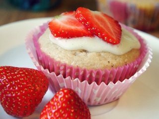 Обои клубника, ягоды, выпечка, кекс, крем, strawberry, berries, cakes, cupcake, cream разрешение 3965x2506 Загрузить