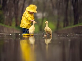 Обои природа, девочка, дождь, ребенок, дружба, маленькая, гуси, nature, girl, rain, child, friendship, little, geese разрешение 1920x1080 Загрузить