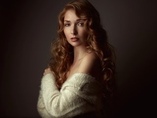 Обои девушка, взгляд, кудри, волосы, красотка, girl, look, curls, hair, beauty разрешение 2560x1707 Загрузить