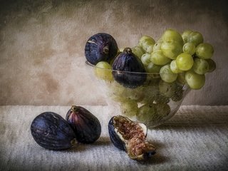 Обои виноград, фрукты, ваза, натюрморт, инжир, grapes, fruit, vase, still life, figs разрешение 2560x1600 Загрузить