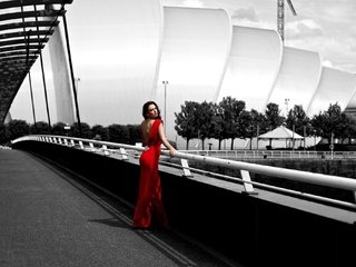 Обои девушка, мост, город, фигура, красное платье, стоит, girl, bridge, the city, figure, red dress, is разрешение 2000x1333 Загрузить