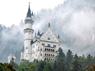 Обои туман, замок, башня, германия, нойшванштайн, бавария, замок нойшванштайн, fog, castle, tower, germany, neuschwanstein, bayern, neuschwanstein castle разрешение 3840x2160 Загрузить