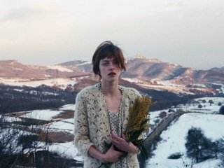 Обои горы, снег, девушка, взгляд, модель, волосы, букет, лицо, mountains, snow, girl, look, model, hair, bouquet, face разрешение 2048x1386 Загрузить