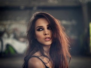 Обои девушка, взгляд, волосы, лицо, макияж, girl, look, hair, face, makeup разрешение 2048x1365 Загрузить