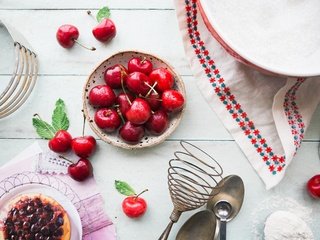 Обои черешня, ягоды, вишня, посуда, тарелка, сахар, светлый фон, миска, венчик, whisk, cherry, berries, dishes, plate, sugar, light background, bowl разрешение 5550x3692 Загрузить