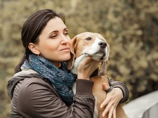 Обои девушка, фон, брюнетка, собака, куртка, платок, боке, бигль, girl, background, brunette, dog, jacket, shawl, bokeh, beagle разрешение 3000x2091 Загрузить