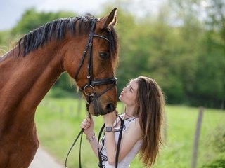 Обои лошадь, девушка, профиль, конь, грива, друзья, horse, girl, profile, mane, friends разрешение 2000x1333 Загрузить