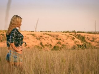 Обои трава, девушка, пейзаж, блондинка, поле, джинсовые шорты, grass, girl, landscape, blonde, field, denim shorts разрешение 2048x1365 Загрузить